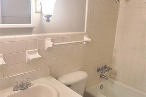 Townhouse in South Daytona, Florida 2 bedrooms, 89.19 sq.m. № 1912136 - photo 26