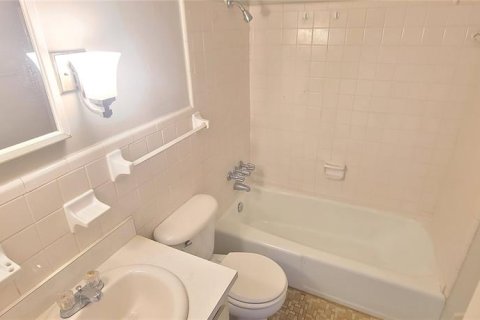 Townhouse in South Daytona, Florida 2 bedrooms, 89.19 sq.m. № 1912136 - photo 25