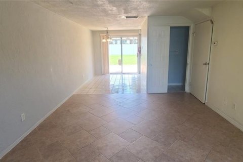 Townhouse in South Daytona, Florida 2 bedrooms, 89.19 sq.m. № 1912136 - photo 5