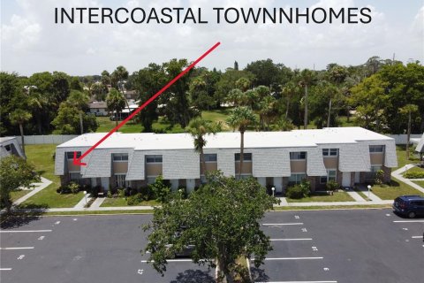 Townhouse in South Daytona, Florida 2 bedrooms, 89.19 sq.m. № 1912136 - photo 1