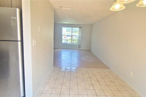 Townhouse in South Daytona, Florida 2 bedrooms, 89.19 sq.m. № 1912136 - photo 16