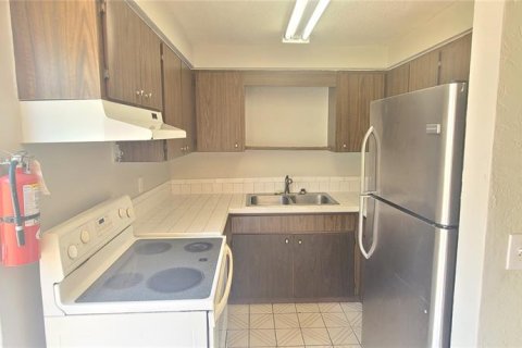 Townhouse in South Daytona, Florida 2 bedrooms, 89.19 sq.m. № 1912136 - photo 11