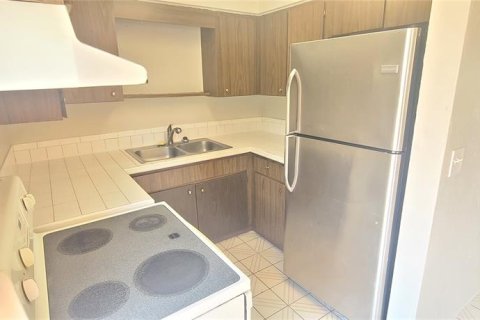 Townhouse in South Daytona, Florida 2 bedrooms, 89.19 sq.m. № 1912136 - photo 12