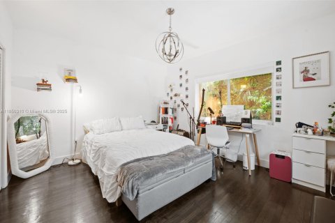 House in Coral Gables, Florida 3 bedrooms, 199.18 sq.m. № 1878550 - photo 19