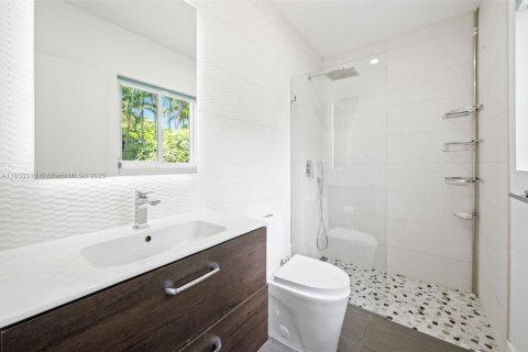 House in Coral Gables, Florida 3 bedrooms, 199.18 sq.m. № 1878550 - photo 18