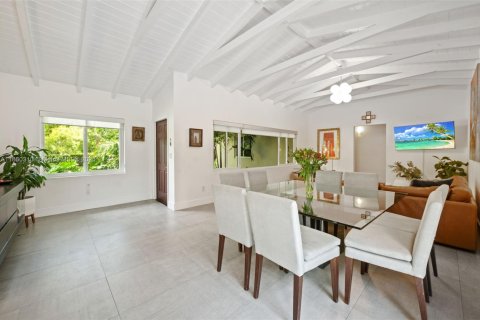 House in Coral Gables, Florida 3 bedrooms, 199.18 sq.m. № 1878550 - photo 10