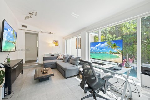 House in Coral Gables, Florida 3 bedrooms, 199.18 sq.m. № 1878550 - photo 21