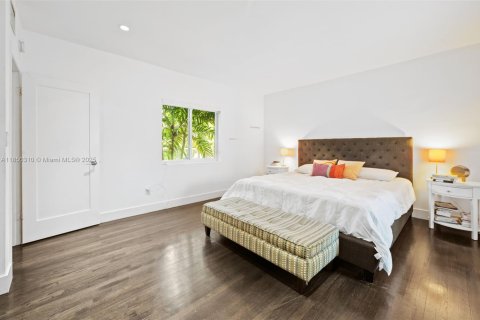 House in Coral Gables, Florida 3 bedrooms, 199.18 sq.m. № 1878550 - photo 13