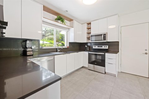 House in Coral Gables, Florida 3 bedrooms, 199.18 sq.m. № 1878550 - photo 7