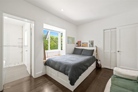 House in Coral Gables, Florida 3 bedrooms, 199.18 sq.m. № 1878550 - photo 17