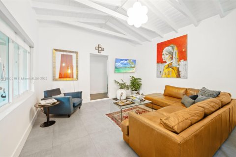 House in Coral Gables, Florida 3 bedrooms, 199.18 sq.m. № 1878550 - photo 11
