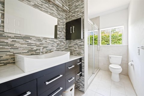 House in Coral Gables, Florida 3 bedrooms, 199.18 sq.m. № 1878550 - photo 22