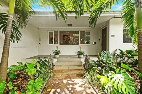 House in Coral Gables, Florida 3 bedrooms, 199.18 sq.m. № 1878550 - photo 1