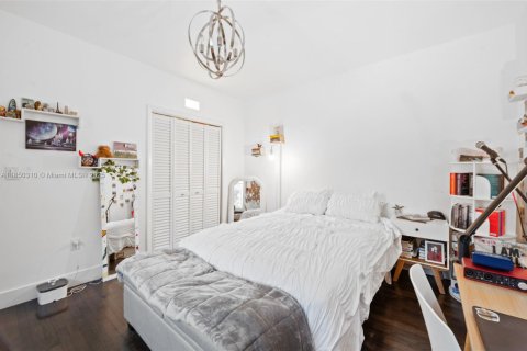 House in Coral Gables, Florida 3 bedrooms, 199.18 sq.m. № 1878550 - photo 20