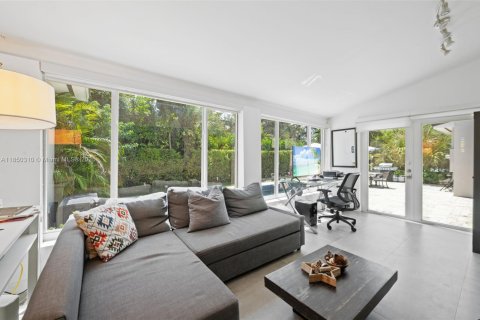 House in Coral Gables, Florida 3 bedrooms, 199.18 sq.m. № 1878550 - photo 6