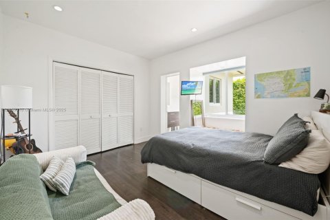 House in Coral Gables, Florida 3 bedrooms, 199.18 sq.m. № 1878550 - photo 16