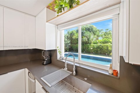 House in Coral Gables, Florida 3 bedrooms, 199.18 sq.m. № 1878550 - photo 9