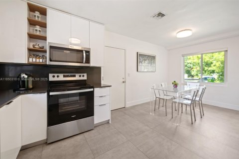 House in Coral Gables, Florida 3 bedrooms, 199.18 sq.m. № 1878550 - photo 8