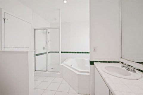 House in Coral Gables, Florida 3 bedrooms, 199.18 sq.m. № 1878550 - photo 15