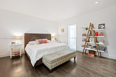 House in Coral Gables, Florida 3 bedrooms, 199.18 sq.m. № 1878550 - photo 12
