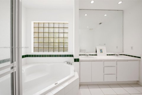 House in Coral Gables, Florida 3 bedrooms, 199.18 sq.m. № 1878550 - photo 14
