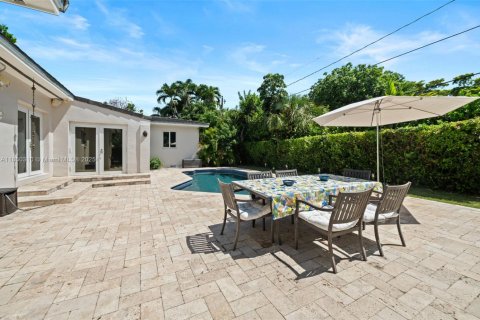 House in Coral Gables, Florida 3 bedrooms, 199.18 sq.m. № 1878550 - photo 23