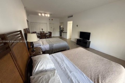 Купить кондоминиум в Санни-Айлс-Бич, Флорида 55.56м2, № 1970982 - фото 6