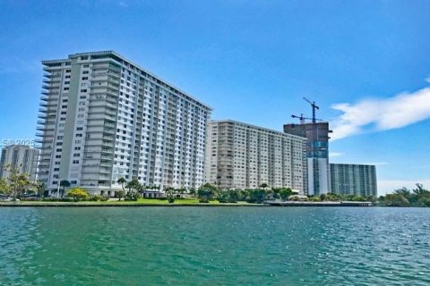 Купить кондоминиум в Санни-Айлс-Бич, Флорида 55.56м2, № 1970982 - фото 1