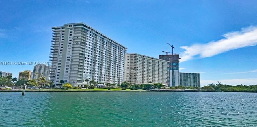 Студия в кондо в Санни-Айлс-Бич, Флорида № 1970982