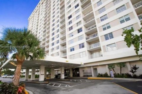 Купить кондоминиум в Санни-Айлс-Бич, Флорида 55.56м2, № 1970982 - фото 2