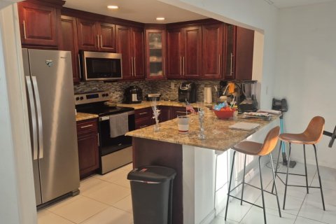 Condominio en alquiler en Coral Springs, Florida, 2 dormitorios, 100.8 m2 № 2147269 - foto 2