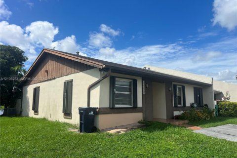 Touwnhouse à louer à Miami, Floride: 3 chambres, 118.54 m2 № 2414862 - photo 2