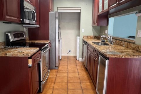 Touwnhouse à louer à Miami, Floride: 3 chambres, 118.54 m2 № 2414862 - photo 7