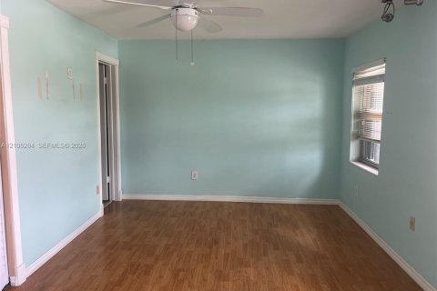 Touwnhouse à louer à Miami, Floride: 3 chambres, 118.54 m2 № 2414862 - photo 4