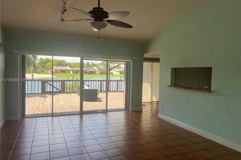 Touwnhouse à louer à Miami, Floride: 3 chambres, 118.54 m2 № 2414862 - photo 3