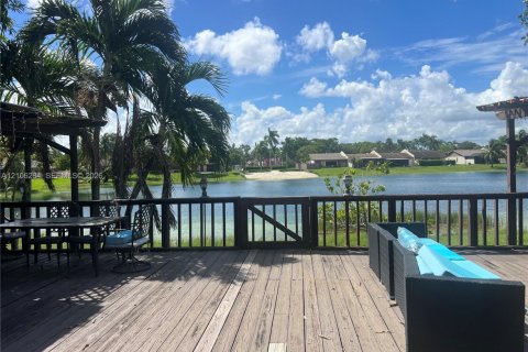 Touwnhouse à louer à Miami, Floride: 3 chambres, 118.54 m2 № 2414862 - photo 9