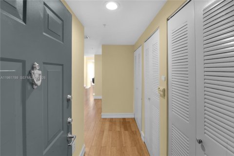 Купить кондоминиум в Майами, Флорида 3 спальни, 121.24м2, № 2049502 - фото 2