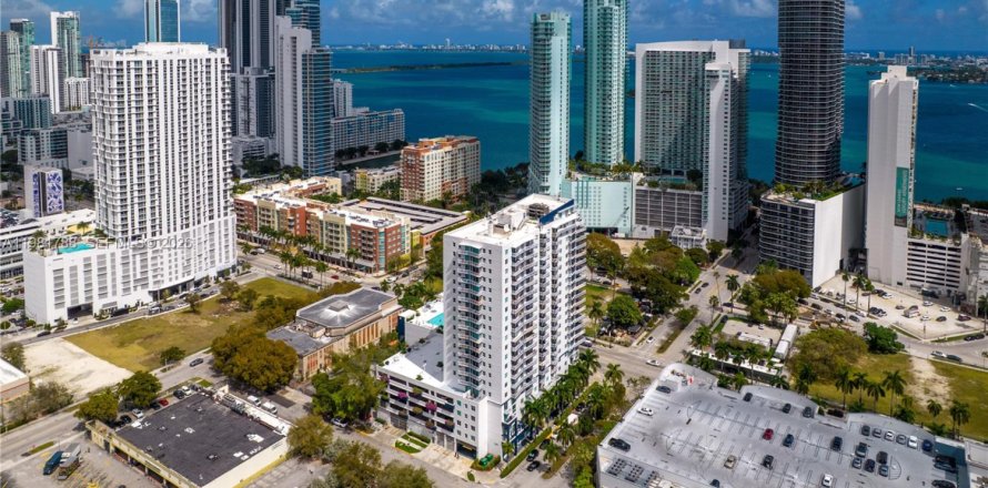 Кондоминиум с 3 спальнями в Майами, Флорида № 2049502