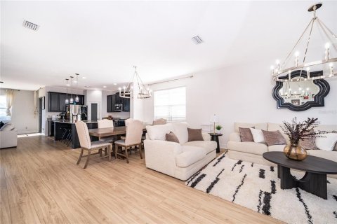 House in Kissimmee, Florida 5 bedrooms, 296.73 sq.m. № 2226085 - photo 11