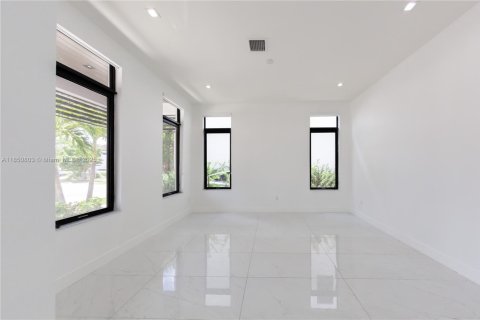 House in Doral, Florida 5 bedrooms, 511.33 sq.m. № 1854964 - photo 17