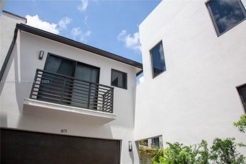 House in Doral, Florida 5 bedrooms, 511.33 sq.m. № 1854964 - photo 4