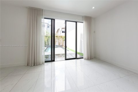 House in Doral, Florida 5 bedrooms, 511.33 sq.m. № 1854964 - photo 13