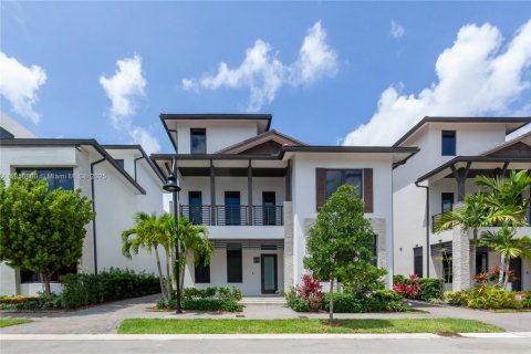 House in Doral, Florida 5 bedrooms, 511.33 sq.m. № 1854964 - photo 1