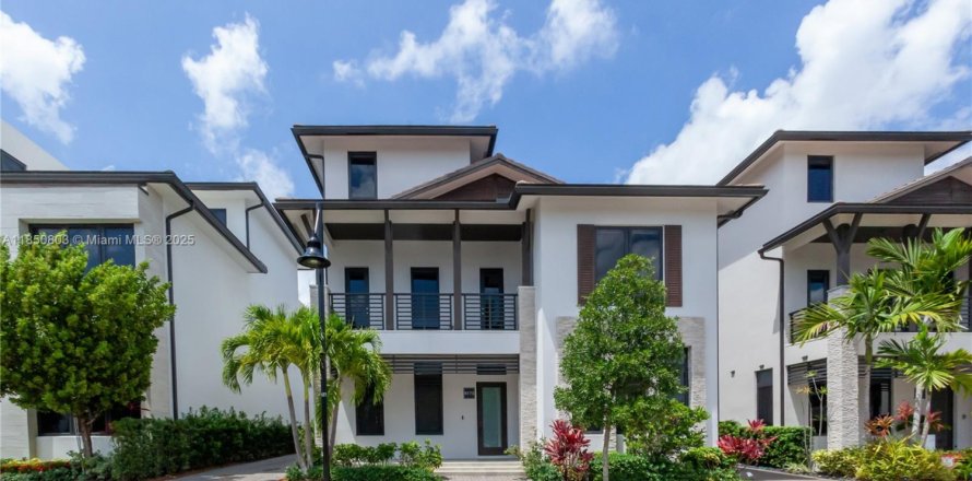 House in Doral, Florida 5 bedrooms, 511.33 sq.m. № 1854964