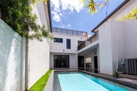House in Doral, Florida 5 bedrooms, 511.33 sq.m. № 1854964 - photo 9