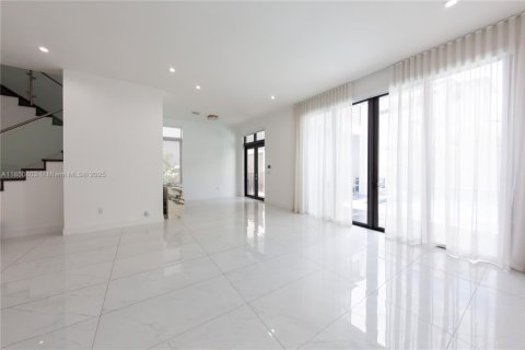 House in Doral, Florida 5 bedrooms, 511.33 sq.m. № 1854964 - photo 14