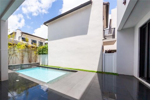 House in Doral, Florida 5 bedrooms, 511.33 sq.m. № 1854964 - photo 12