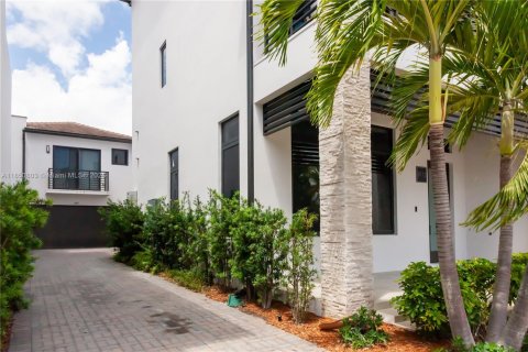 House in Doral, Florida 5 bedrooms, 511.33 sq.m. № 1854964 - photo 7