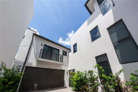 House in Doral, Florida 5 bedrooms, 511.33 sq.m. № 1854964 - photo 3
