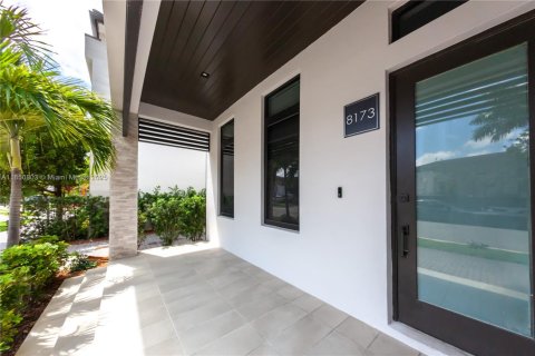 House in Doral, Florida 5 bedrooms, 511.33 sq.m. № 1854964 - photo 8
